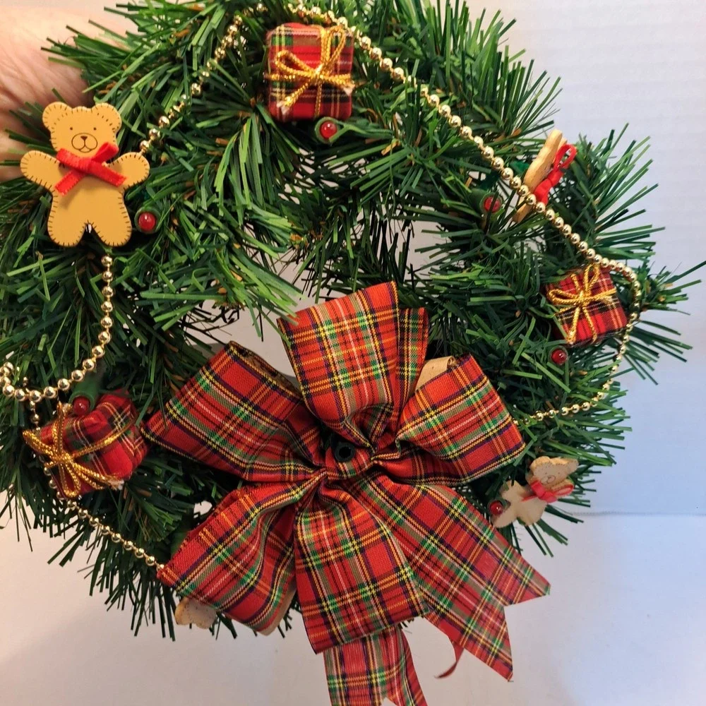 Avon Musical Lighted Christmas Wreath Door Decoration Green Red Gold